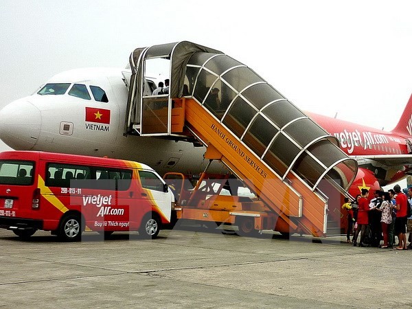 Máy bay của VietJet Air đón khách tại Sân bay Nội Bài. (Ảnh: Huy Hùng/TTXVN)