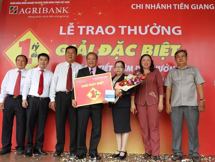 Phó Tổng Giám đốc Agribank - ông Nguyễn Tuấn Anh thay mặt Ban lãnh đạo Agribank dự và trao thưởng cho khách hàng.