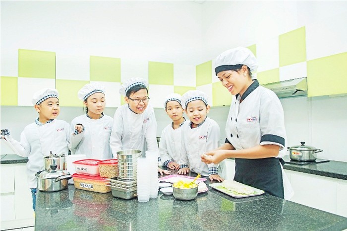 Các bé trực tiếp thực hành niềm đam mê dành cho ẩm thực cùng các chuyên gia.
