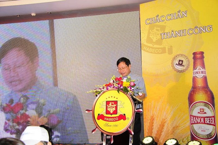 Ông Vũ Đức Vận – Chủ tịch hiệp hội khách hàng khu vực Hà Nội phát biểu tại hội nghị.