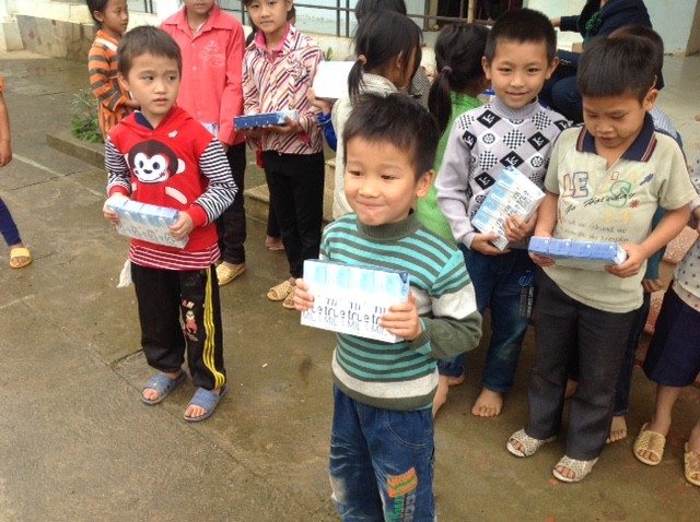 Niềm vui nhận sữa TH của các em học sinh Trường tiểu học Cà Na, huyện Bảo Lâm, Cao Bằng.