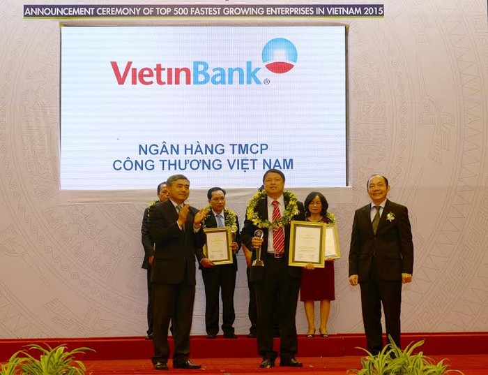 Đại diện VietinBank, Phó Tổng giám đốc Nguyễn Văn Du nhận Chứng nhận Top 50 DN tăng trưởng xuất sắc nhất.