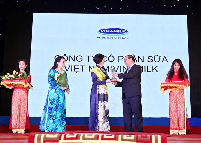 Bà Bùi Thị Hương, Giám đốc Điều hành Vinamilk đại diện công ty nhận giải thưởng Thương hiệu vàng thực phẩm Việt Nam năm 2014.