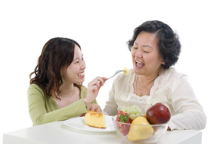 Chế độ dinh dưỡng hợp lý sẽ góp phần giúp khắc phục những trở ngại sức khỏe thường gặp ở người lớn tuổi.