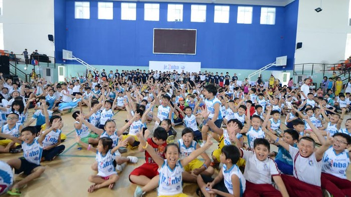 Các em nhỏ hào hứng tham gia buổi khởi động chương trình phát triển tài năng bóng rổ trẻ.