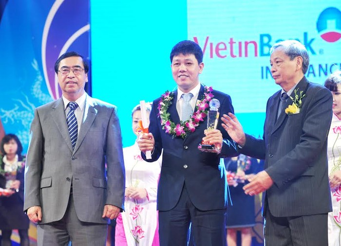 Lãnh đạo VBI nhận danh hiệu “Thương hiệu mạnh Việt Nam 2014”.