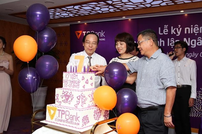 Chủ tịch Đỗ Minh Phú (bên trái) và Phó Chủ tịch Lê Quang Tiến (bên phải) trong phần lễ Chúc mừng sinh nhật 7 tuổi VPBank.