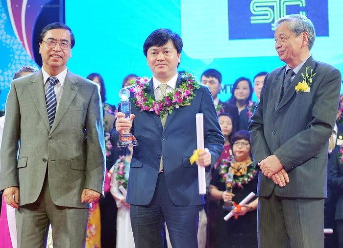 TS. Lê Đức Thọ - Tổng Giám đốc VietinBank nhận Cúp Thương hiệu mạnh Việt Nam lần thứ XI