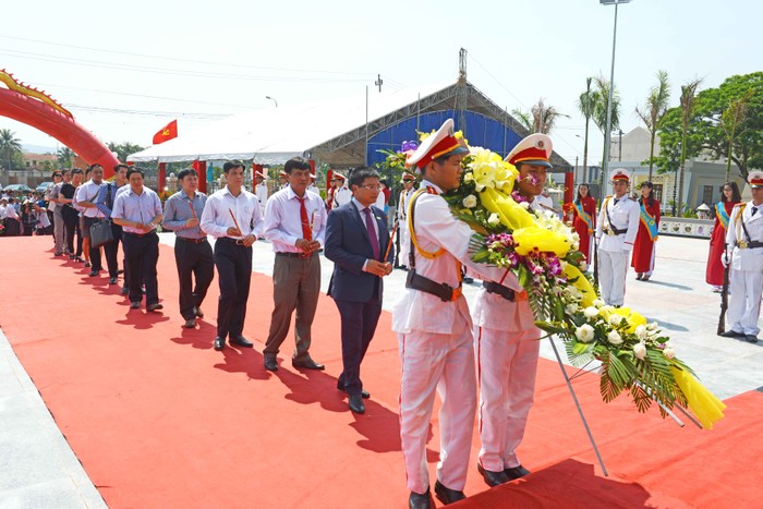 Đoàn đại biểu Ngân hàng TMCP Công thương Việt Nam dâng hương tại NTLS TP Quy Nhơn.
