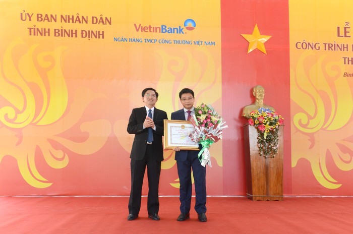 UBND tỉnh Bình Định tặng Bằng khen cho tập thể VietinBank.