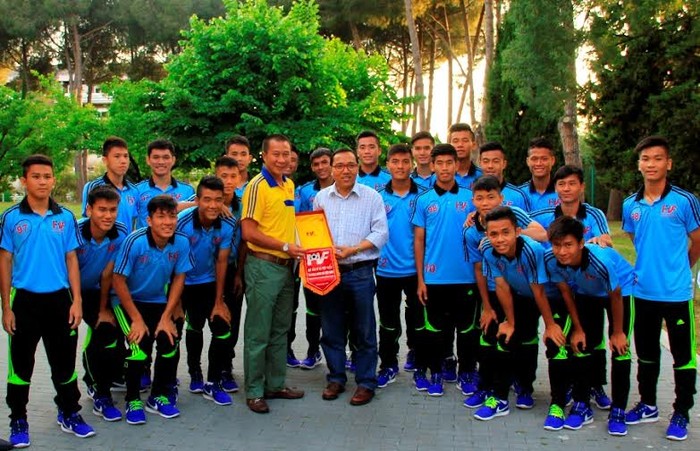 Đội tuyển U18 PVF chụp ảnh cùng ông Nguyễn Hoàng Long - Đại sứ Đặc mệnh Toàn quyền CHXHCN Việt Nam tại Italia.