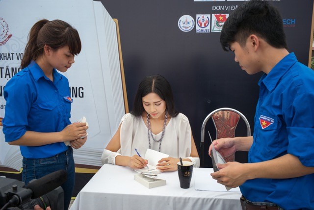 Hoa hậu biển Nguyễn Thị Loan ký tặng sách cho các bạn sinh viên, thanh niên thủ đô tại Ngày hội sáng tạo Vì Khát vọng Việt 2015.