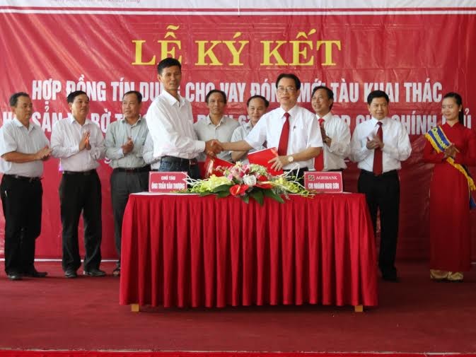 Ông Nguyễn Văn Hòe - GĐ Agribank chi nhánh Nghi Sơn và ông Trần Văn Thượng ký kết hợp đồng tín dụng đóng mới tàu khai thác xa bờ vỏ thép theo Nghị định 67