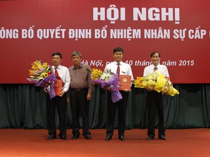 Ông Nguyễn Phước Thanh - Ủy viên Ban cán sự, Phó Thống đốc NHNN VN trao các QĐ bổ nhiệm nhân sự cấp cao Agribank.
