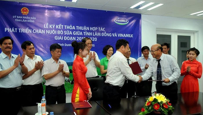 Đại diện lãnh đạo tỉnh Lâm Đồng và Vinamilk cùng ký kết thỏa thuận hợp tác phát triển chăn nuôi bò sữa giữa tỉnh Lâm Đồng và Vinamilk giai đoạn 2015-20120.