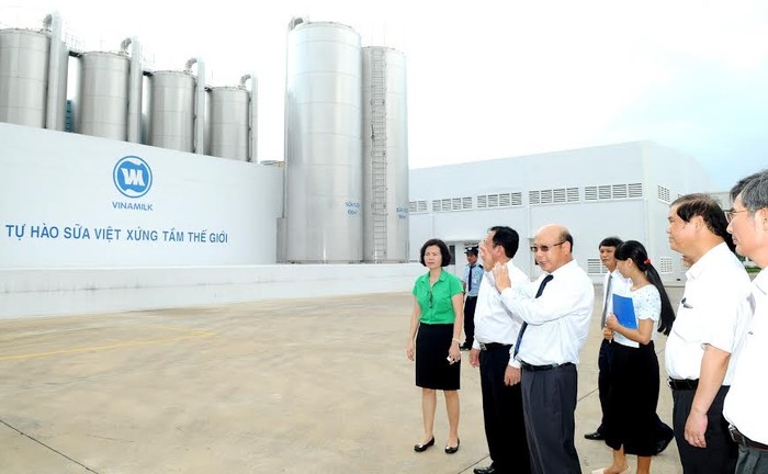 Ông Trịnh Quốc Dũng, Giám Đốc Điều Hành Vinamilk giới thiệu với đoàn Ủy ban Nhân dân tỉnh Lâm Đồng hệ thống bồn chứa sữa tươi tại Nhà máy sữa Việt Nam của Vinamilk.