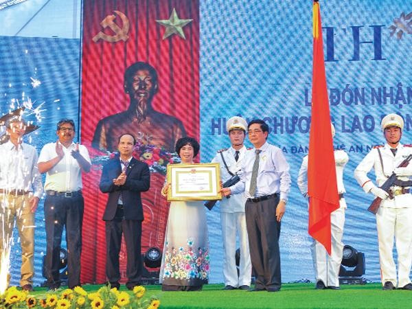 Bà Thái Hương đón nhận Huân chương Lao động hạng Ba từ Bộ trưởng Bộ Nông nghiệp và Phát triển nông thôn Cao Đức Phát.