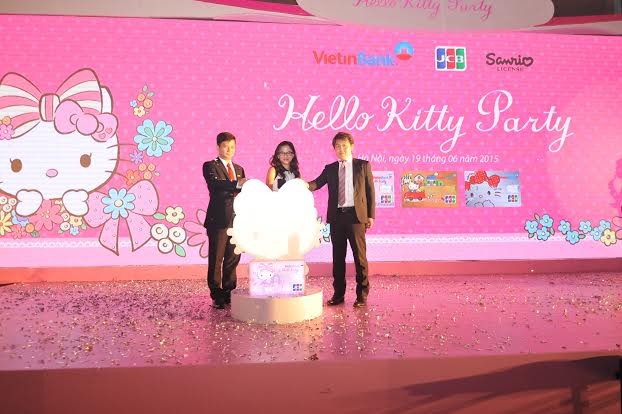 Đại diện VietinBank, Sanrio, JCB nhấn nút khai trương Thẻ tín dụng đồng thương hiệu VietinBank - Hello Kitty - JCB.