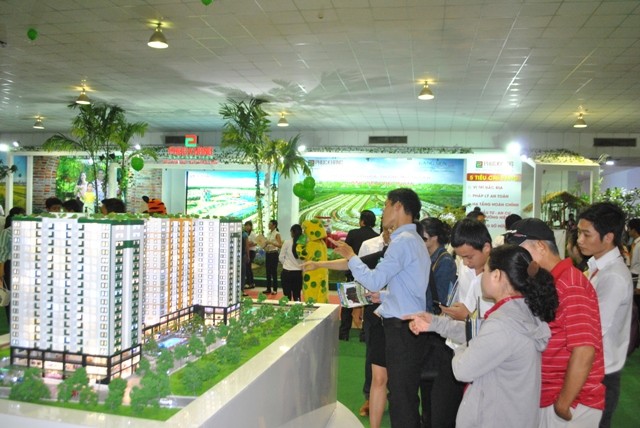 Khách hàng đang tham quan một dự án bất động sản tại TPHCM. Ảnh: VGP/Nguyễn Bảo