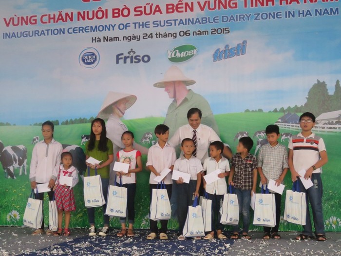 Ông Trần Quốc Huân – Phó Tổng giám đốc Công ty FrieslandCampina Việt Nam trao học bổng trong quỹ khuyến học Đèn Đom đóm cho con em các nông dân chăn nuôi bò sữa xã Mộc Bắc.