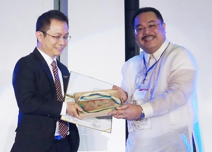 Tại cuộc thi, các sản phẩm thực phẩm của ASEAN, TH True Milk được trao giải &quot;ASEAN Best Product&quot; cho dòng sản phẩm sữa tươi tiệt trùng bổ sung các loại chất dinh dưỡng cho nhiều đối tượng khác nhau. Đại diện Tập đoàn TH (bên trái) nhận giải thưởng.