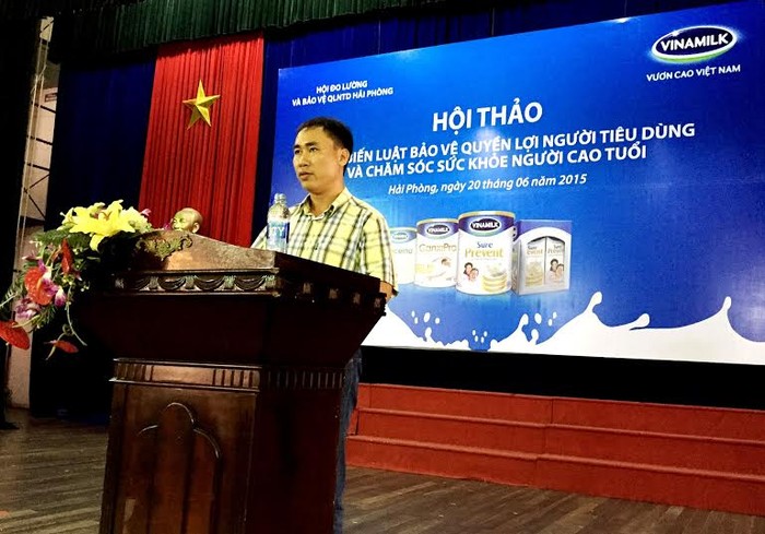 Ông Trần Đức Long –Trưởng Bán hàng vùng Vinamilk chia sẻ với người tiêu dùng những thông tin về công ty.