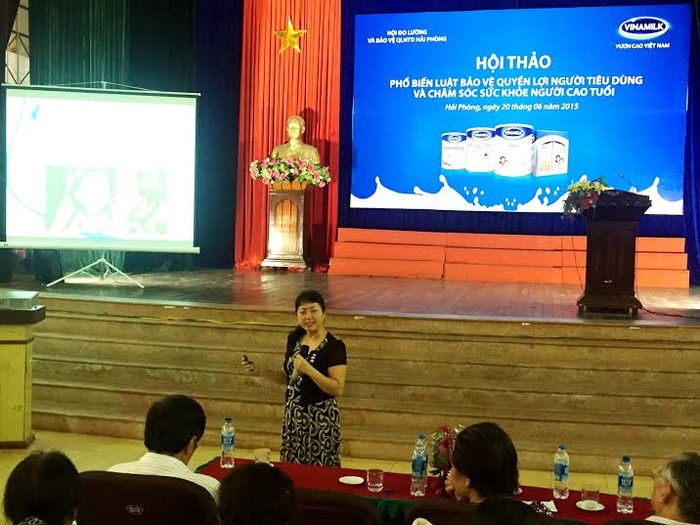 fhgTiến sĩ Bác sĩ Phạm Thúy Hòa, Viện trưởng Viện Dinh dưỡng Ứng dụng – Hội Dinh dưỡng Việt Nam chia sẻ thông tin “Dinh dưỡng ở người cao tuổi” tại hội thảo ở Hải Phòng