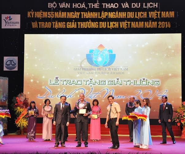 Đại diện sân golf quốc tế BRG Kings’ Island Golf Resort, một thành viên trong hệ thống sân golf đẳng cấp thế giới của Tập đoàn BRG nhận giải thưởng “Sân golf hàng đầu Việt Nam” do Bộ Văn hóa, Thể thao và Du lịch trao tặng.