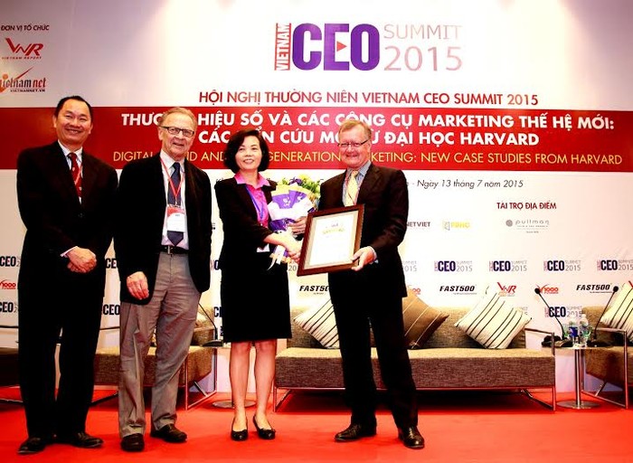 Bà Bùi Thị Hương, Giám đốc Điều hành Vinamilk - đại diện công ty nhận giải thưởng doanh nghiệp đứng đầu Top 10 thương hiệu uy tín nhất trên truyền thông năm 2015. Ảnh: Cao Thị Mai.