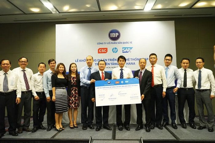 Đại diện IDP, ông Trần Bảo Minh cùng các đối tác bao gồm tập đoàn SAP, công ty CSC và HP Việt Nam tại buổi lễ ký kết hợp tác.