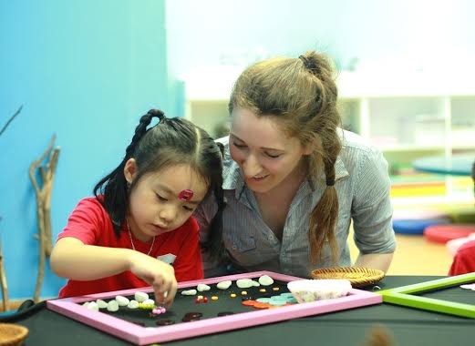 Vinschool Premium Nguyễn Chí Thanh sẽ giúp trẻ tăng cường làm quen tiếng Anh ngay trong giai đoạn vàng của phát triển trí tuệ với thời lượng giảng dạy lên đến 50% tổng số giờ học, trong đó một nửa do giáo viên nước ngoài đảm trách.