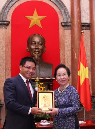Phó Chủ tịch nước Nguyễn Thị Doan trao tặng Chủ tịch HĐQT VietinBank Nguyễn Văn Thắng bức tranh chân dung Chủ tịch Hồ Chí Minh.