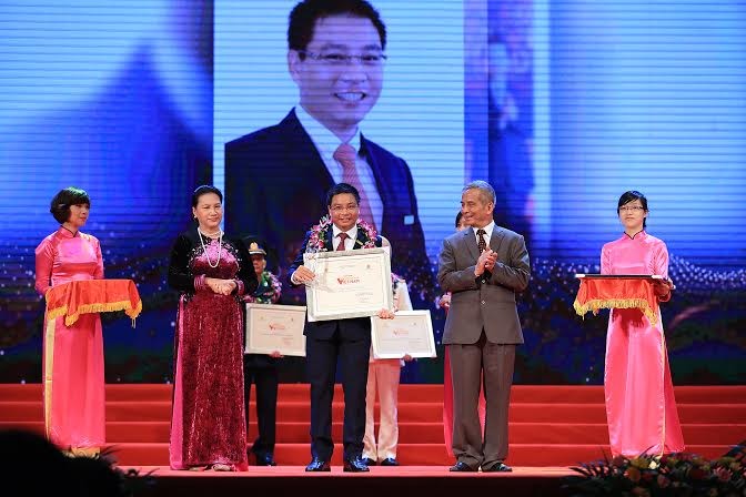 Chủ tịch HĐQT VietinBank được tôn vinh trong chương trình “Vinh quang Việt Nam lần thứ XII - năm 2015”. Ảnh: Hải Nguyễn.