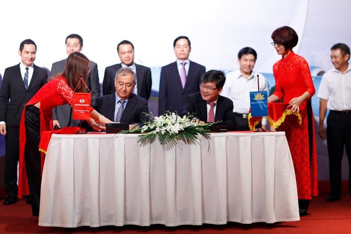 Tổng Giám đốc Techcombank và Vietnam Airline tiến hành ký hết Thỏa thuận hợp tác toàn diện.