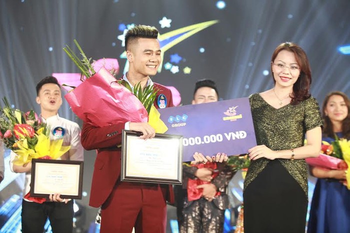 Bà Hương Trần Kiều Dung, Tổng Giám đốc Tập đoàn FLC trao phần thưởng cho thí sinh Nguyễn Đức Tiến – người được bình chọn nhiều nhất qua tin nhắn.