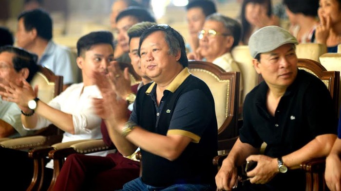Nhạc sĩ Lương Ngọc Minh (người ngồi giữa), Giám đốc âm nhạc Sao Mai 2015.