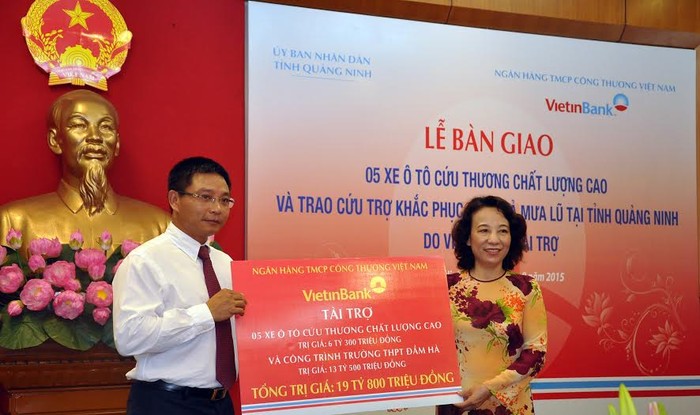 Đại diện Vietinbank bàn giao 5 xe ô tô cứu thương chất lượng cao và trao cứu trợ khắc phục hậu quả mưa lũ tại tỉnh Quảng Ninh.