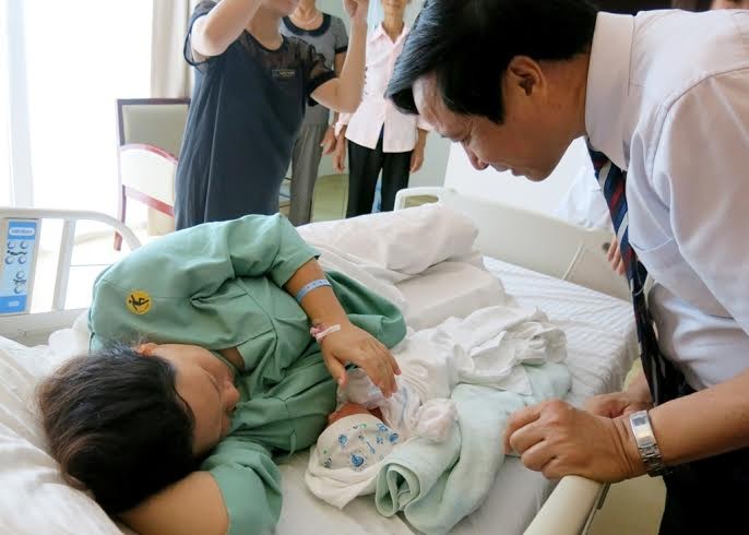 GS.TS Nguyễn Thanh Liêm – Giám đốc Bệnh viện Đa khoa Quốc tế Vinmec tới thăm hỏi và chia vui cùng gia đình chị Huệ.