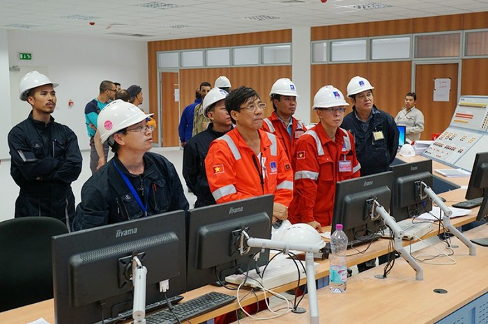 Tổng giám đốc PVEP Đỗ Văn Khạnh và đoàn công tác kiểm tra tiến độ tại mỏ Bir Seba vào thời điểm tháng 5/2015.