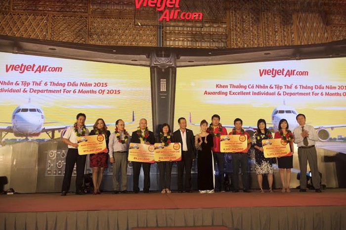 Đại diện hãng hàng không Vietjet trao tặng bằng khen cho những cá nhân đạt thành tích xuất sắc.