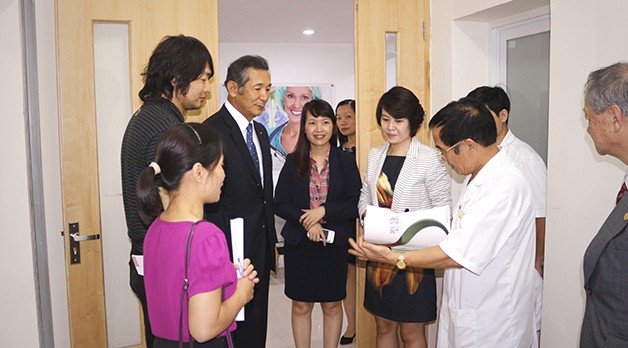 Bà Trần Thị My Lan, Phó tổng giám đốc Tập đoàn FLC giới thiệu với lãnh đạo Seirei các đơn vị y tế của Tập đoàn.