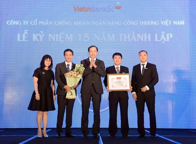 VietinBankSc nhận giấy khen của UBCKNN vì thành tích 15 năm đóng góp tích cực cho Thị trường chứng khoán.