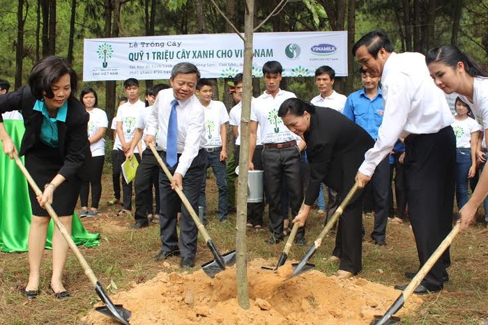Quỹ 1 triệu cây xanh cho Việt Nam của Vinamilk cũng vừa đến trồng cây tại Di tích lịch sử ngã 3 Đồng Lộc, Hà Tĩnh.