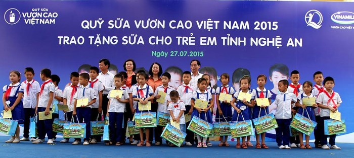 Khởi nguồn từ chương trình 1 triệu ly sữa, tính đến nay tổng số lượng sữa mà Quỹ sữa Vươn cao Việt Nam của Vinamilk đã đem đến cho hơn 333 ngàn trẻ em khó khăn tại VN trong hơn 7 năm hoạt động là gần 26 triệu ly sữa, tương đương khoảng 94 tỷ đồng.