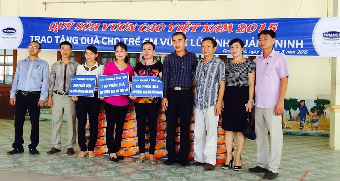 Đại diện Vinamilk đến trao tặng 500 thùng sữa cho ba trường mầm non tại Quảng Ninh.