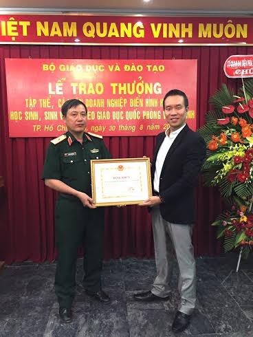 Ông Trương Văn Toàn - đại diện FrieslandCampina Việt Nam (phải) nhận bằng khen của Bộ trưởng Bộ Giáo dục và Đào tạo.