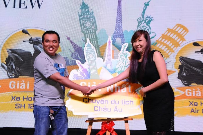 Bà Phạm Thị Minh Hiếu đại diện TNR Holdings Việt Nam trao giải nhất cho khách hàng may mắn