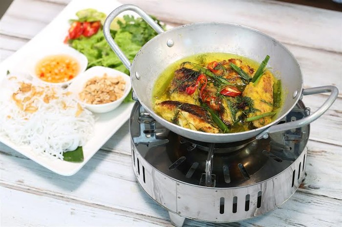 Chả cá Lã Vọng là niềm tự hào của người Hà Nội, với sự kết hợp của vị ngọt béo của cá hòa quyện với rau và mùi thơm quyến rũ của mắm tôm và bún tươi. Món ăn rất bình dị nhưng vẫn toát lên sự sang trọng, tinh tế cho thực khách thưởng thức.