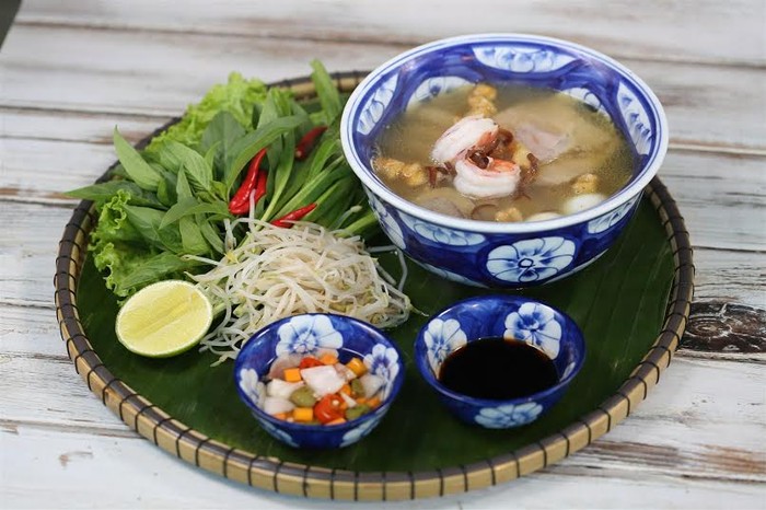 Đó là Hủ tiếu - món ăn được xem là đa sắc tộc, bắt nguồn từ Campuchia và được cải biến phù hợp với khẩu vị của người Sài Gòn. Đó là vị ngọt của nước lèo thơm dịu, vị dai của hủ tiếu pha quyện vị ngọt bùi của gan lợn trứng cút xen lẫn vị giòn của tôm sú.