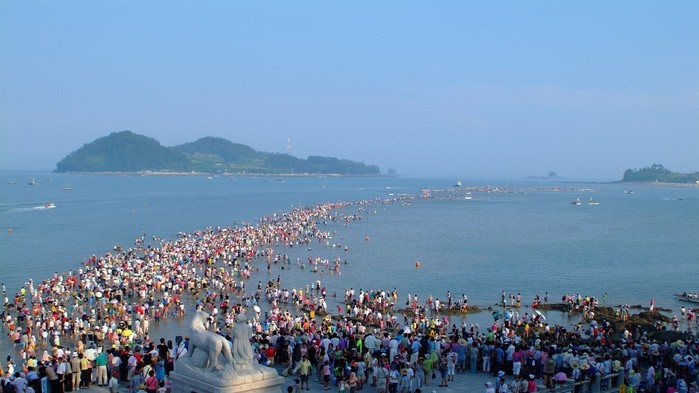 Vào dịp đầu tháng 8 hàng năm, biển Muchan gpoxuất hiện hiện tượng thủy triều rút mạnh, mỗi lần kéo dài 3 – 4 giờ. Nước rút để lộ con đường dài 1,5km từ bờ đến đảo Seokdae (Seokdaedo)